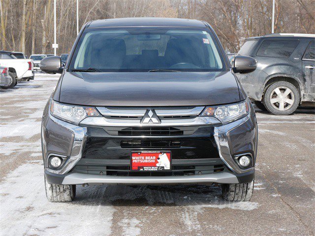 Used 2017 Mitsubishi Outlander SE image 2