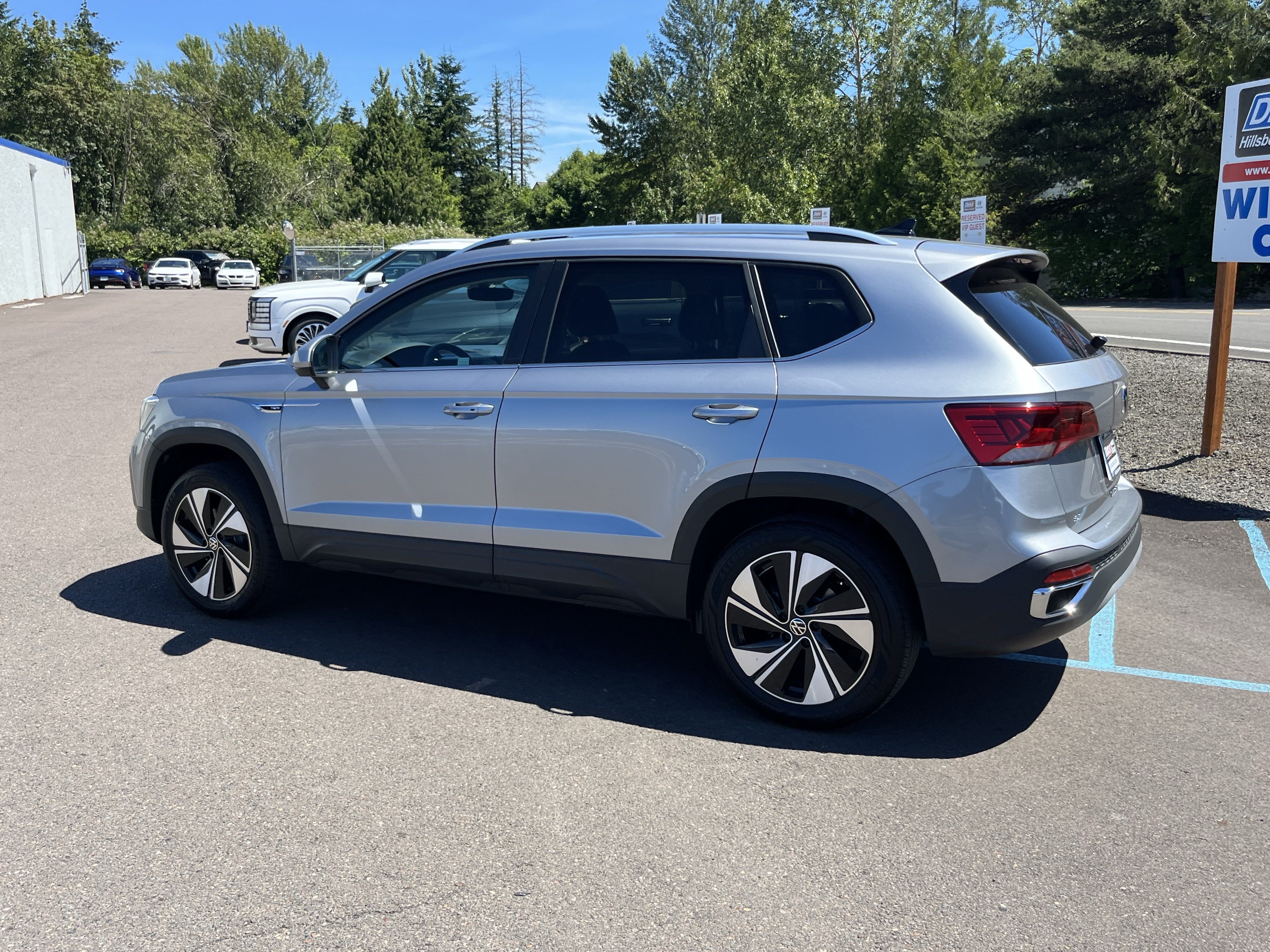 Used 2024 Volkswagen Taos SE w/ Panoramic Sunroof Package AWD/4WD image 3