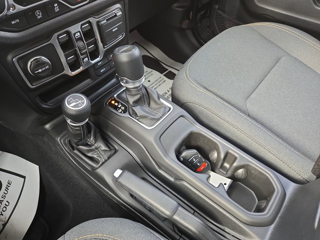 Used 2025 Jeep Gladiator Sport image 24