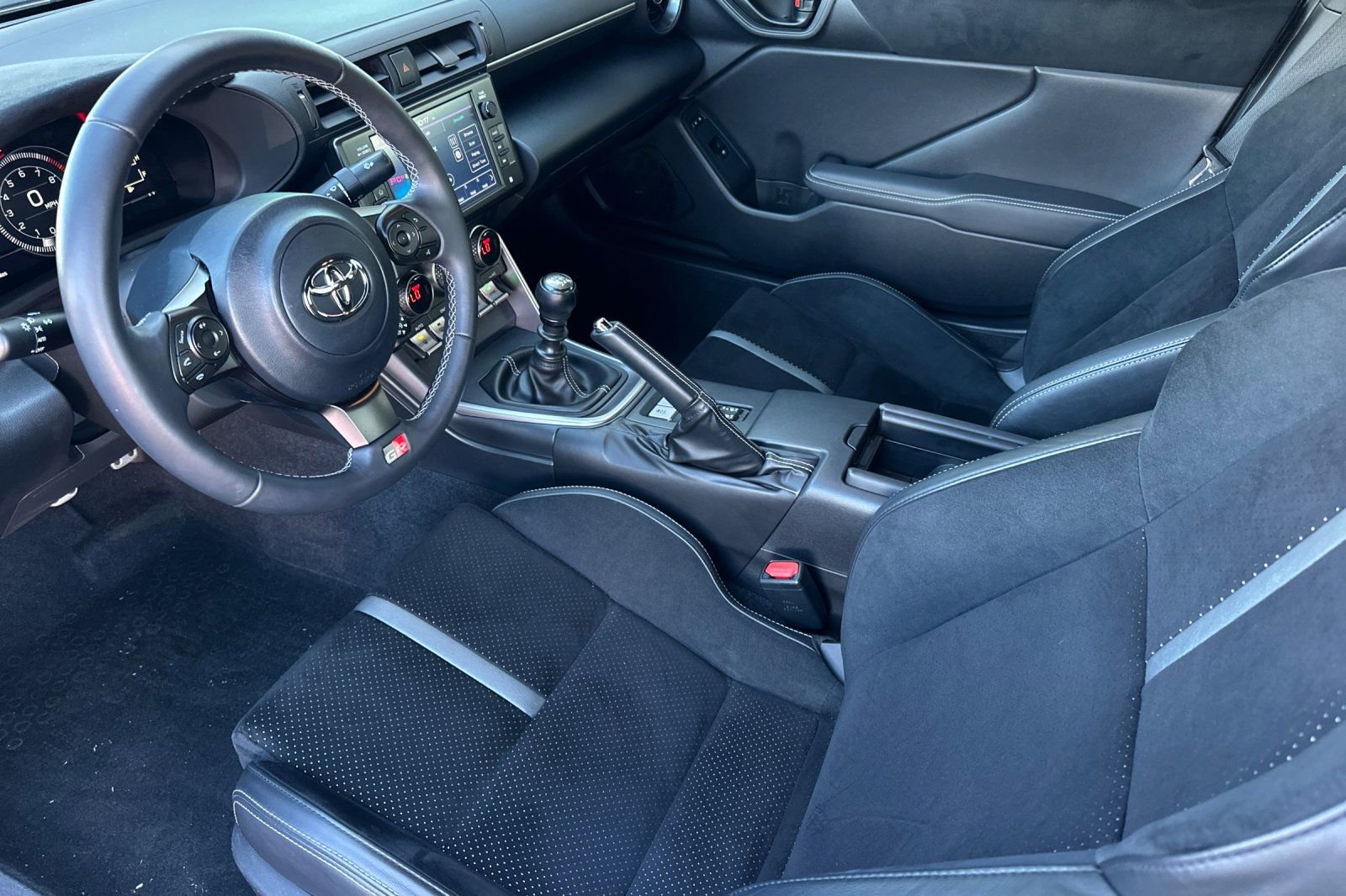 Used 2022 Toyota GR86 Premium w/ ALL Weather Mat Package (TMS) image 10