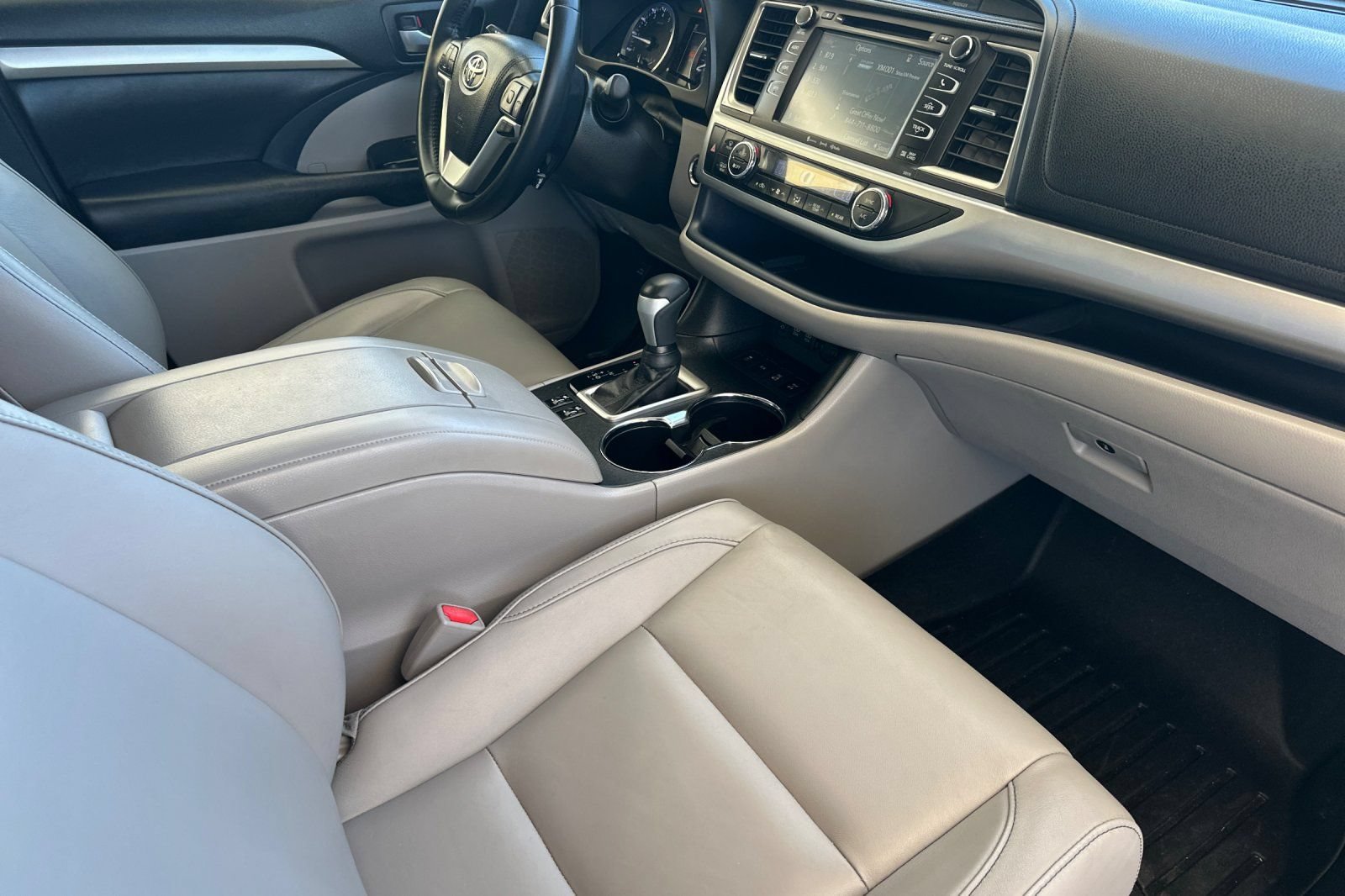 Used 2018 Toyota Highlander XLE AWD/4WD image 16