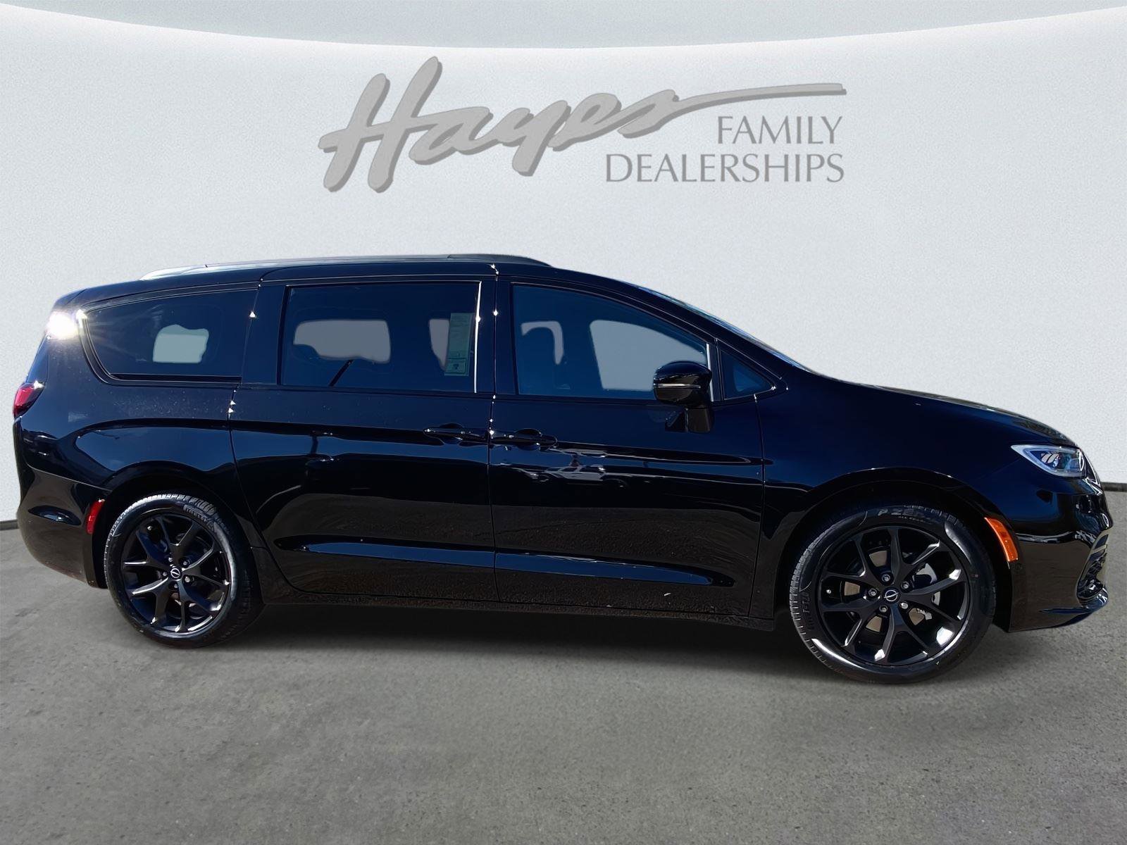 New 2026 Chrysler Pacifica Limited w/ S Appearance Package FWD image 3