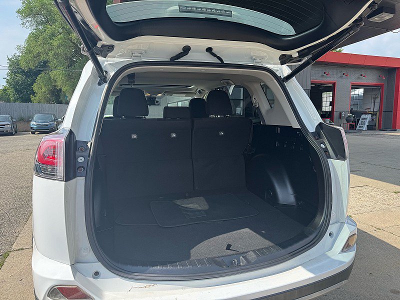Used 2018 Toyota RAV4 XLE AWD/4WD image 9