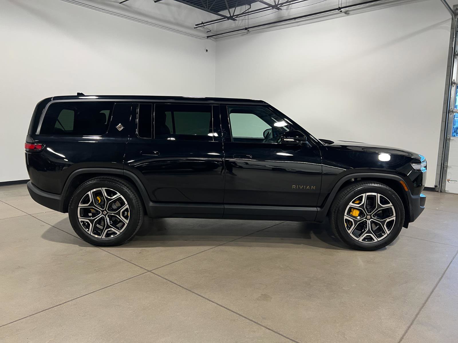 Used 2025 Rivian R1S Premium image 2
