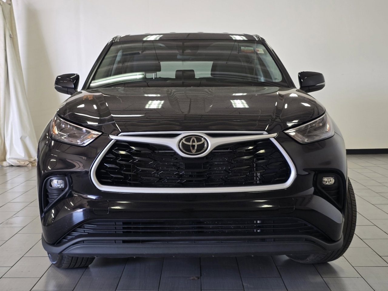 Certified 2025 Toyota Highlander LE FWD image 9