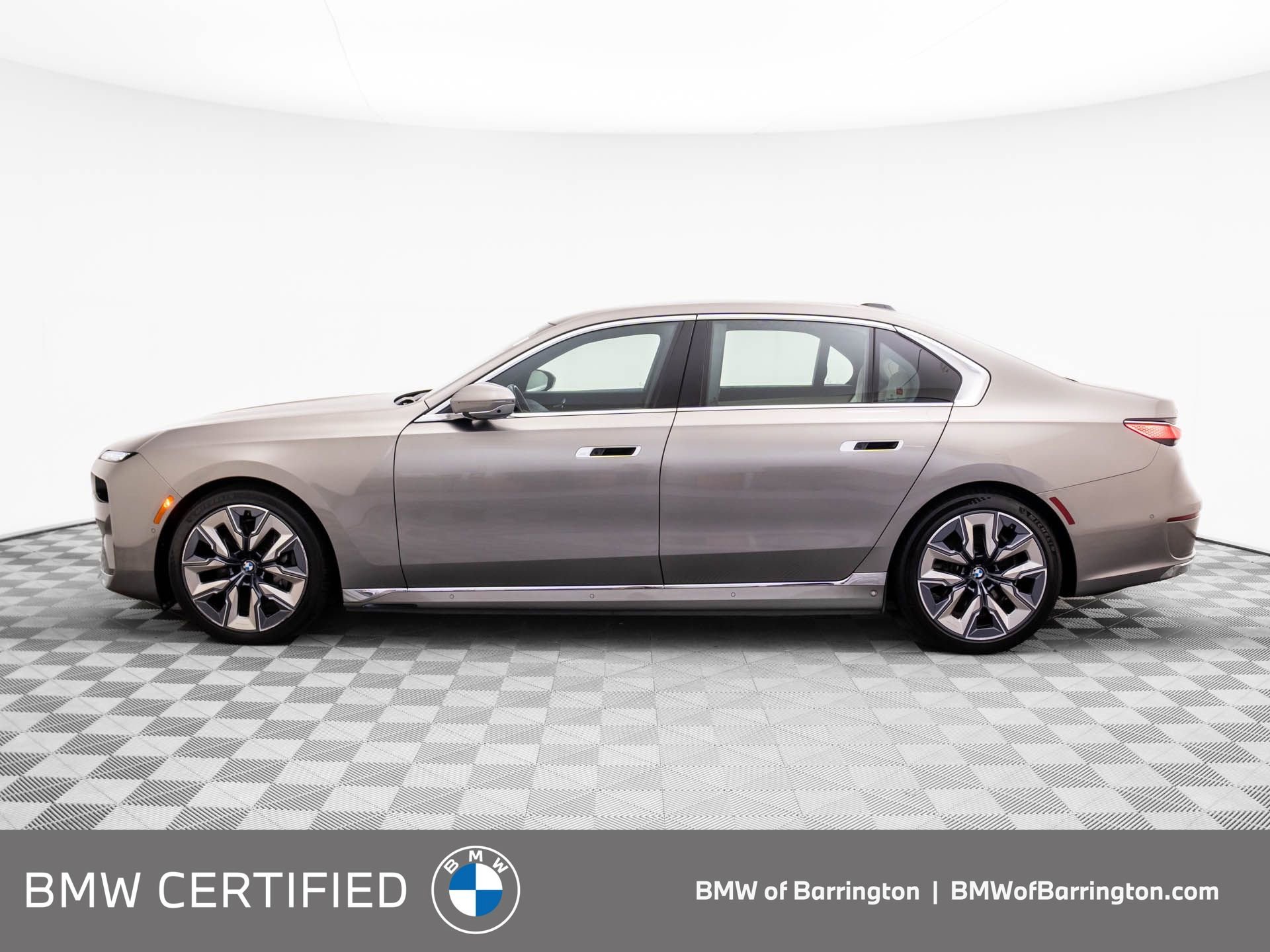 Used 2023 BMW i7 xDrive60 w/ Executive Package 2 video 2