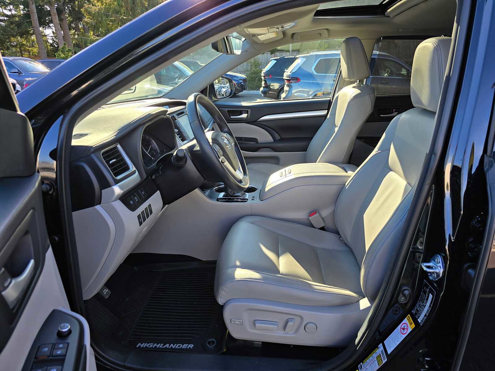 Used 2017 Toyota Highlander XLE image 21