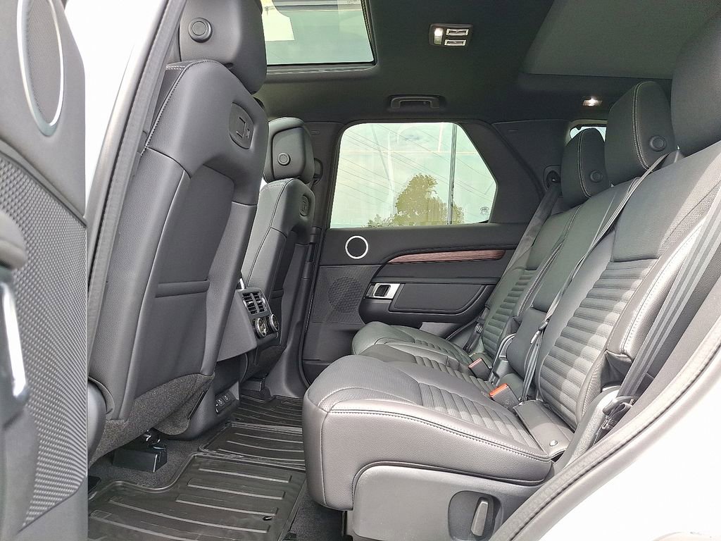 New 2025 Land Rover Discovery S image 6