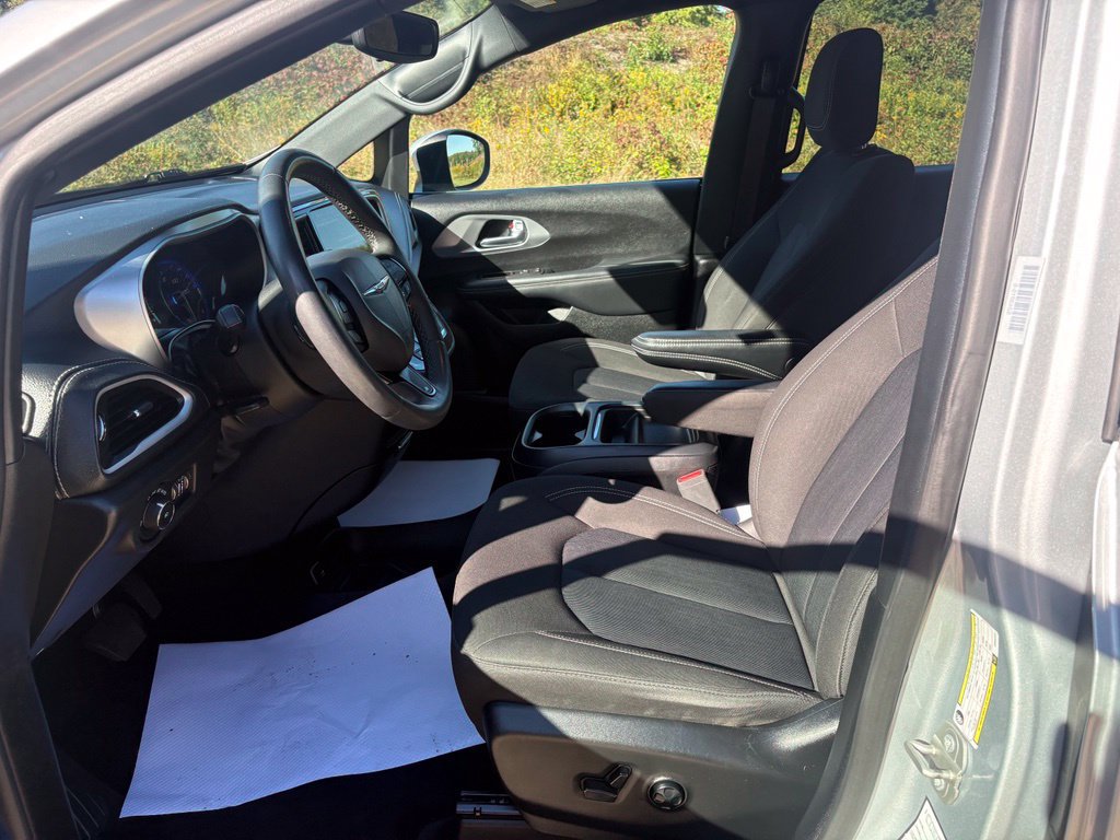 Used 2023 Chrysler Pacifica Touring FWD image 15
