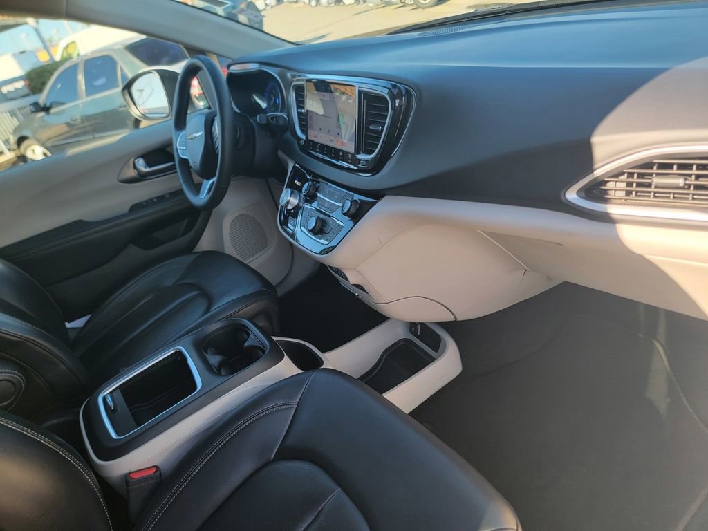 Certified 2023 Chrysler Pacifica Touring-L image 23