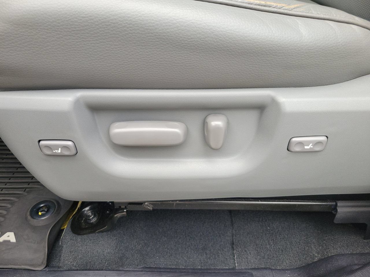 Used 2021 Toyota Sequoia Platinum AWD/4WD image 16