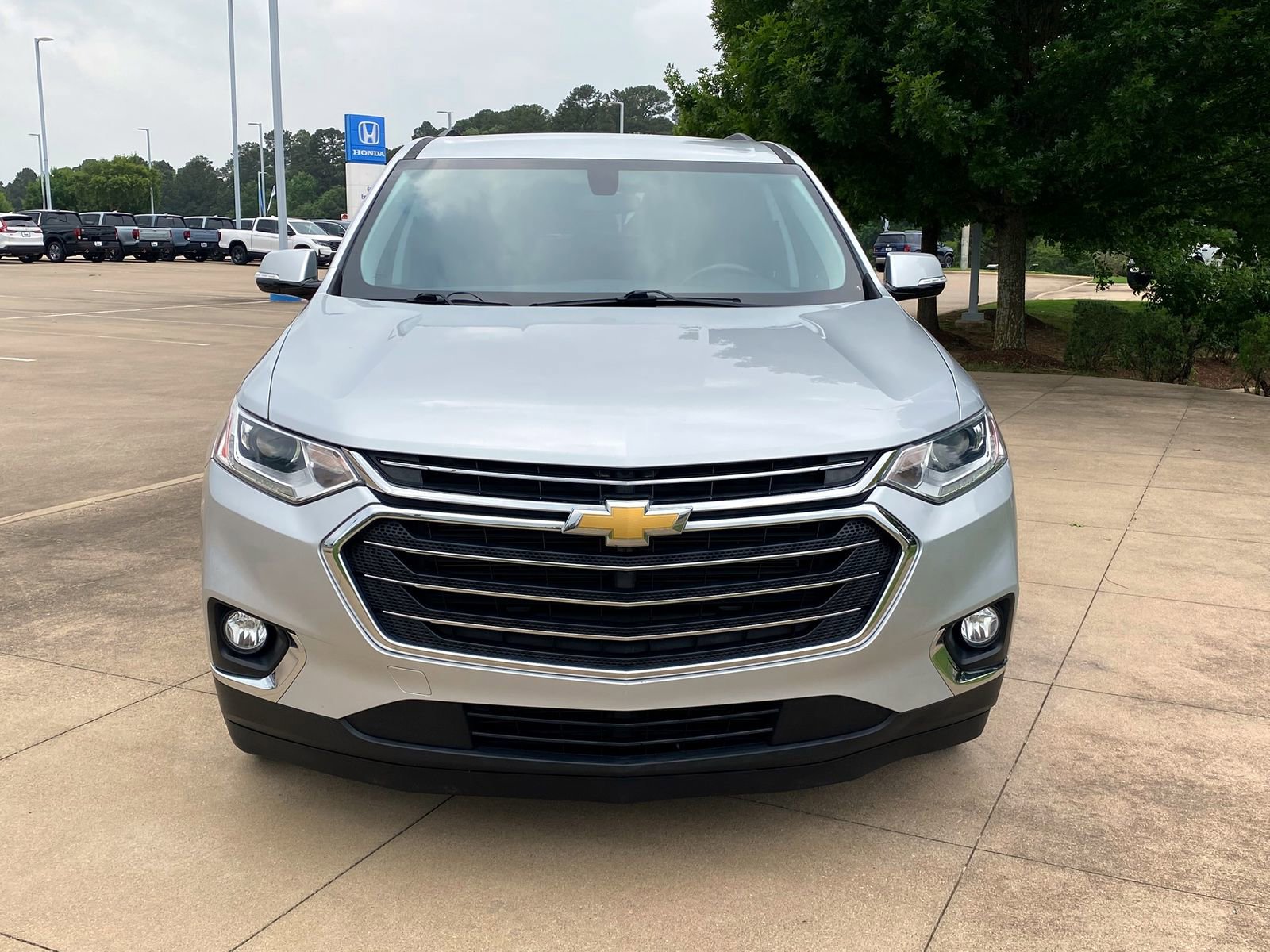 Used 2019 Chevrolet Traverse LT FWD image 2