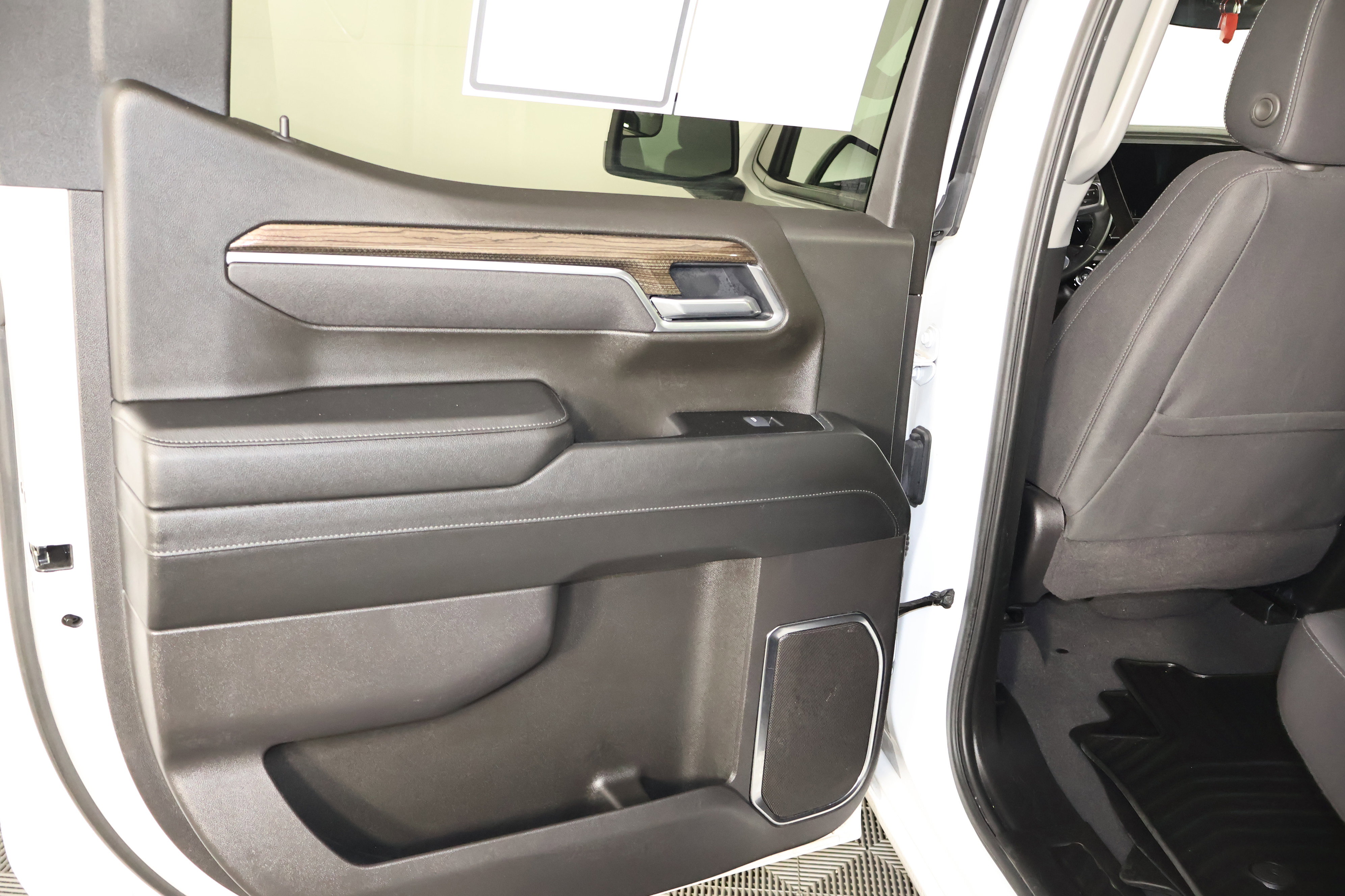 Used 2025 Chevrolet Silverado 1500 LT image 46