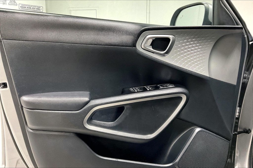 Used 2025 Kia Soul LX w/ LX Technology Package FWD image 21