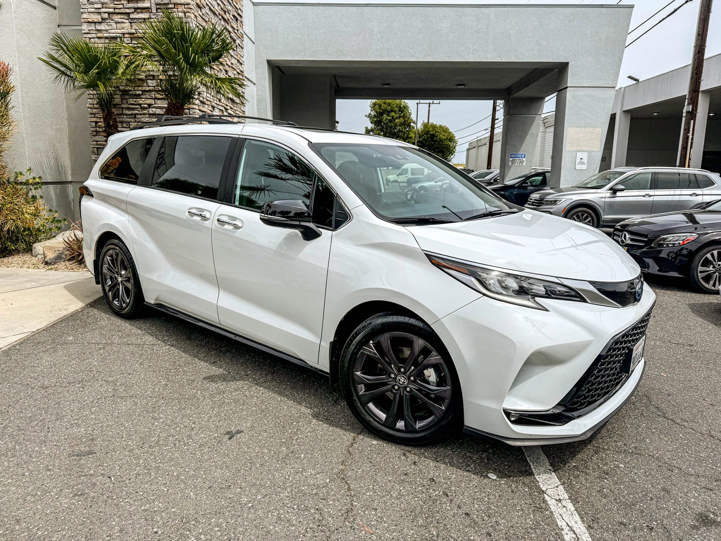 Used 2024 Toyota Sienna XSE w/ XSE Premium Package FWD image 2