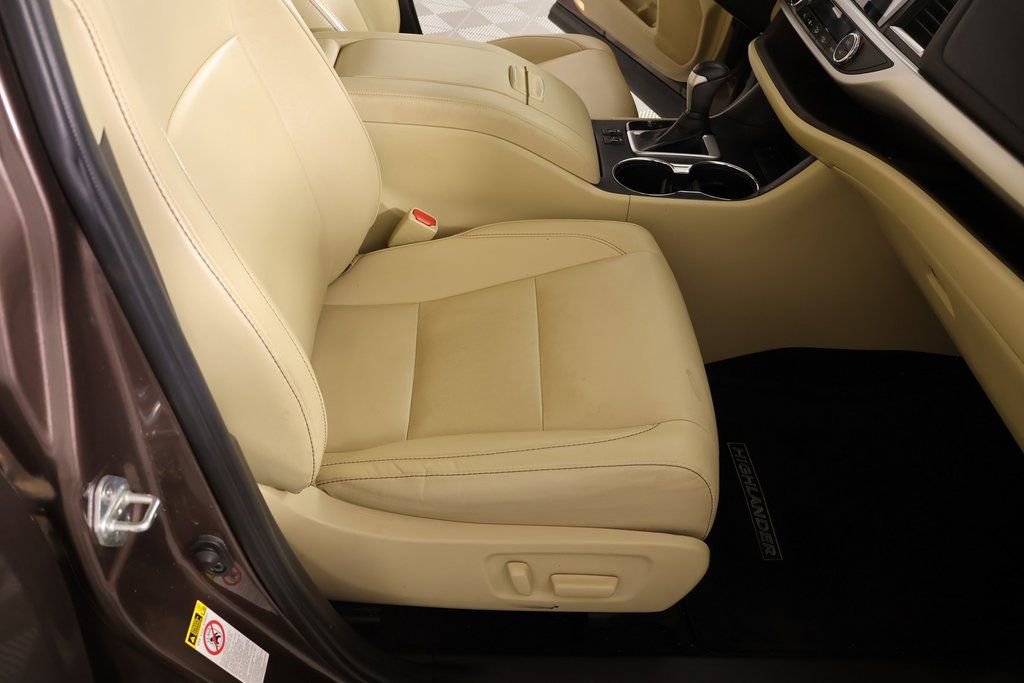 Used 2019 Toyota Highlander XLE image 14