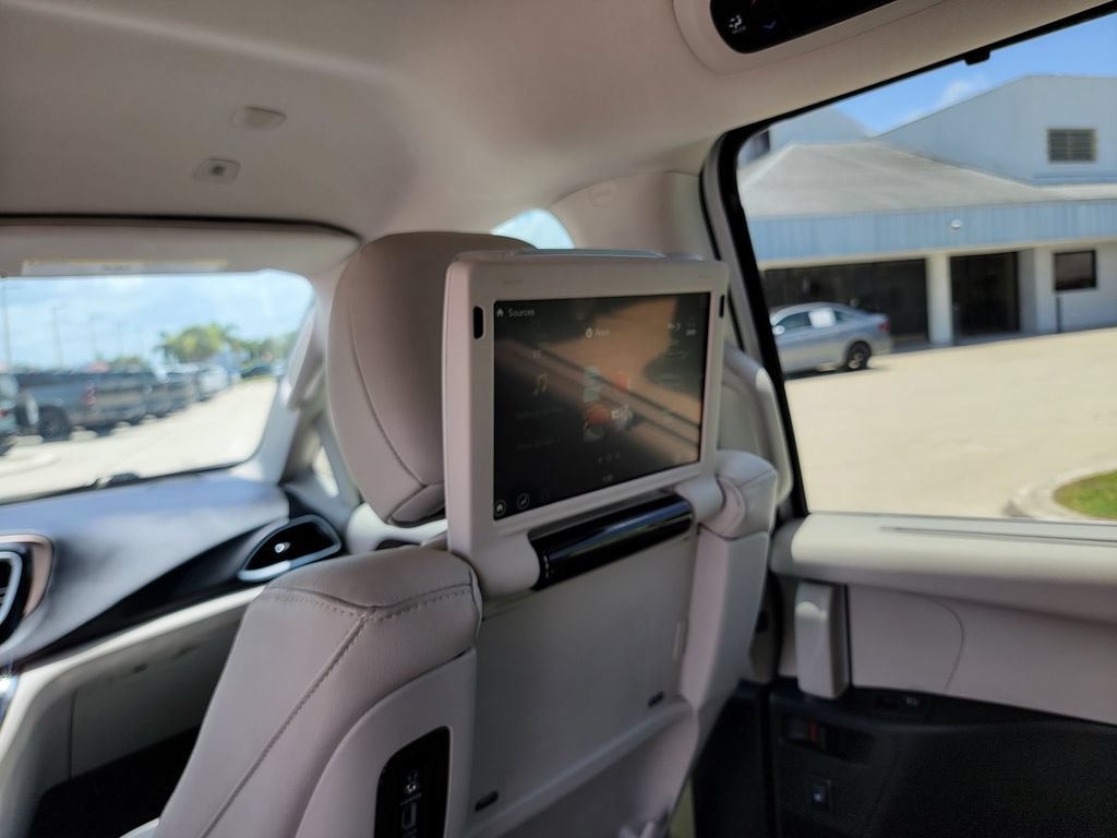 Used 2018 Chrysler Pacifica Touring-L Plus w/ Advanced Safetytec Group FWD image 18