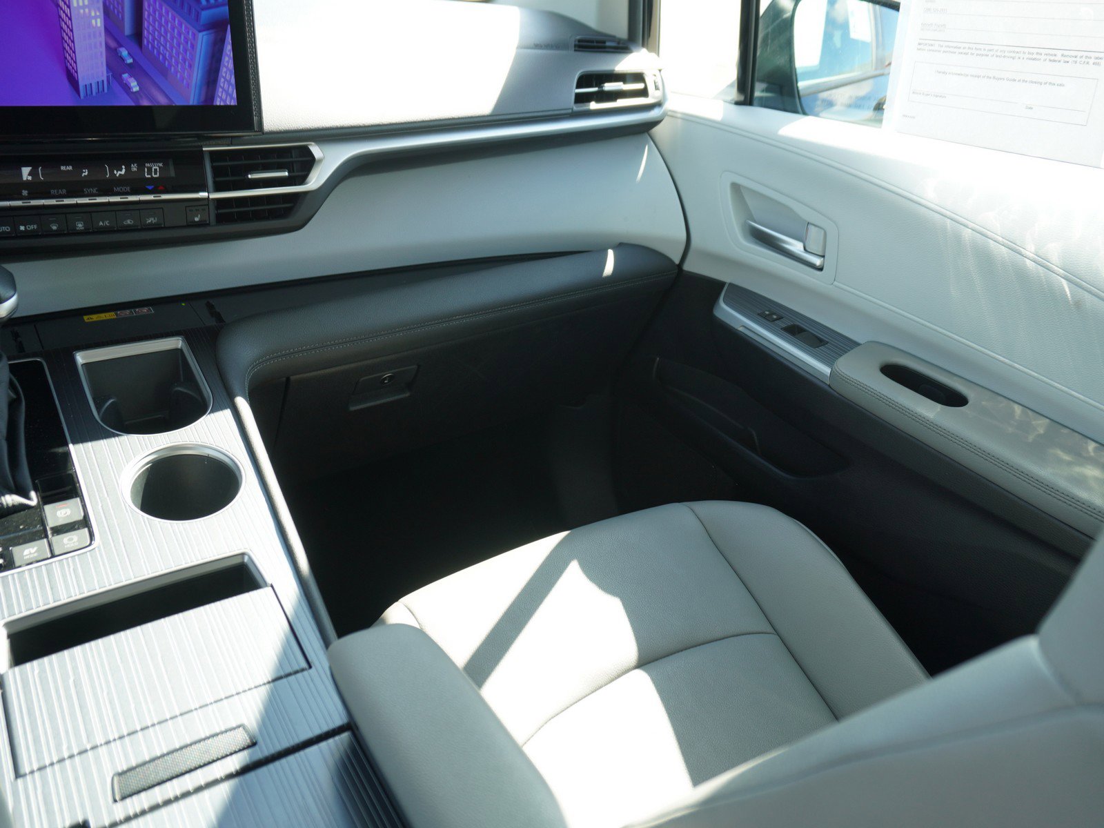 Used 2025 Toyota Sienna XLE image 17