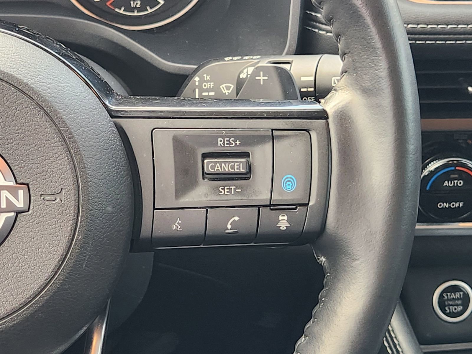 Used 2023 Nissan Rogue SL w/ SL Premium Package image 32