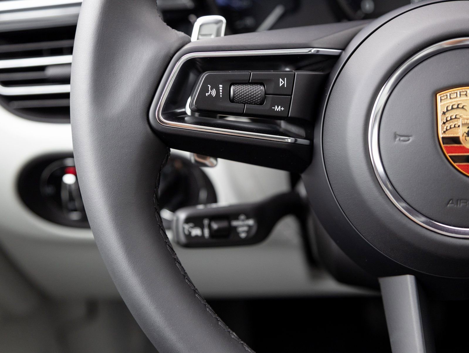 Certified 2025 Porsche Macan AWD/4WD image 15