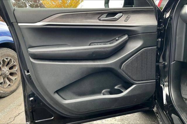 New 2025 Jeep Grand Cherokee L Limited w/ Black Appearance Package image 17