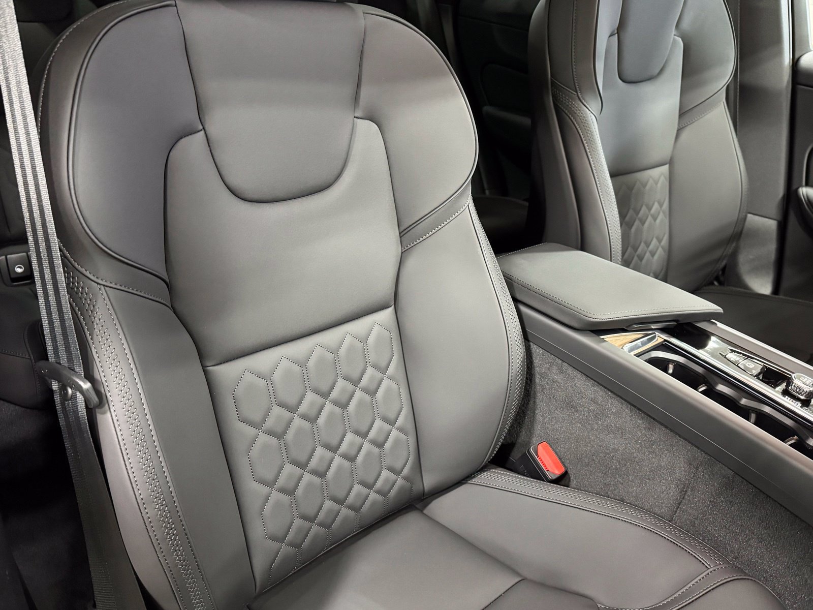 New 2026 Volvo XC60 B5 Plus w/ Protection Package Premier AWD/4WD image 45