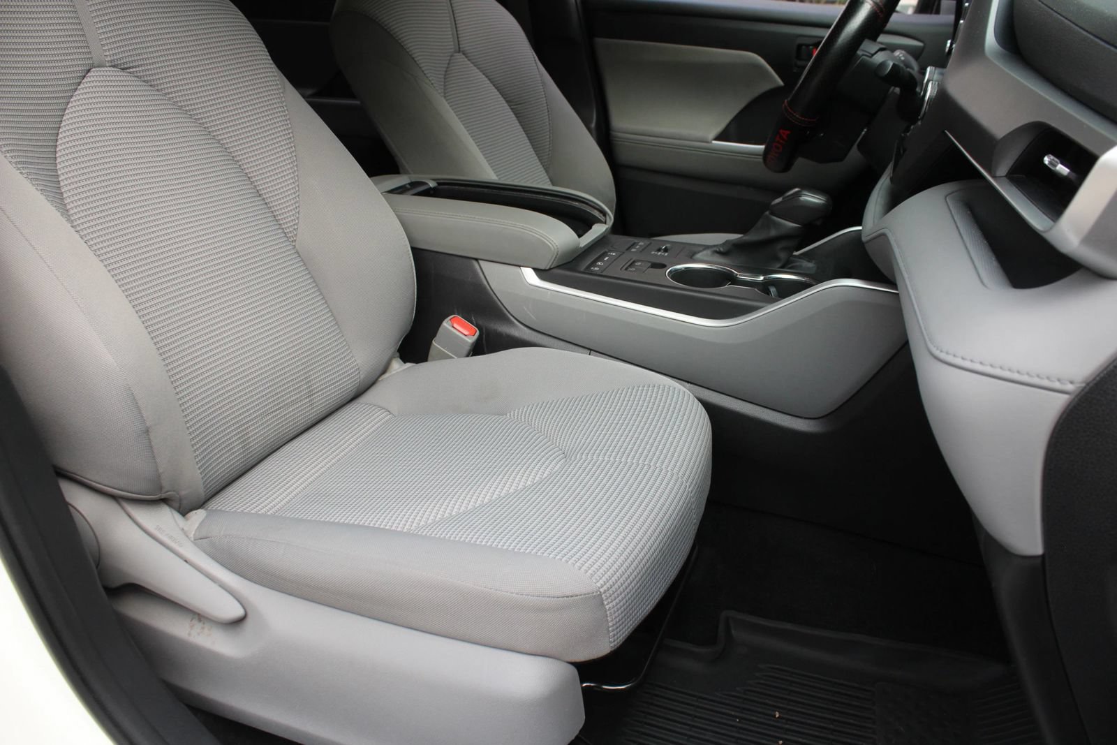 Used 2020 Toyota Highlander L AWD/4WD image 28