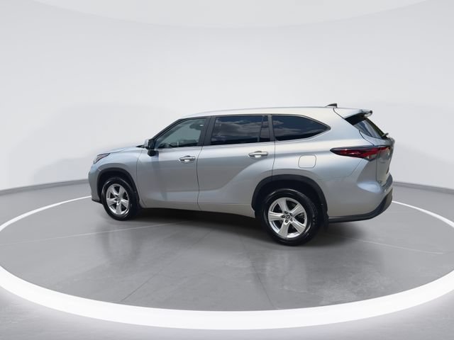 Used 2024 Toyota Highlander LE AWD/4WD image 5