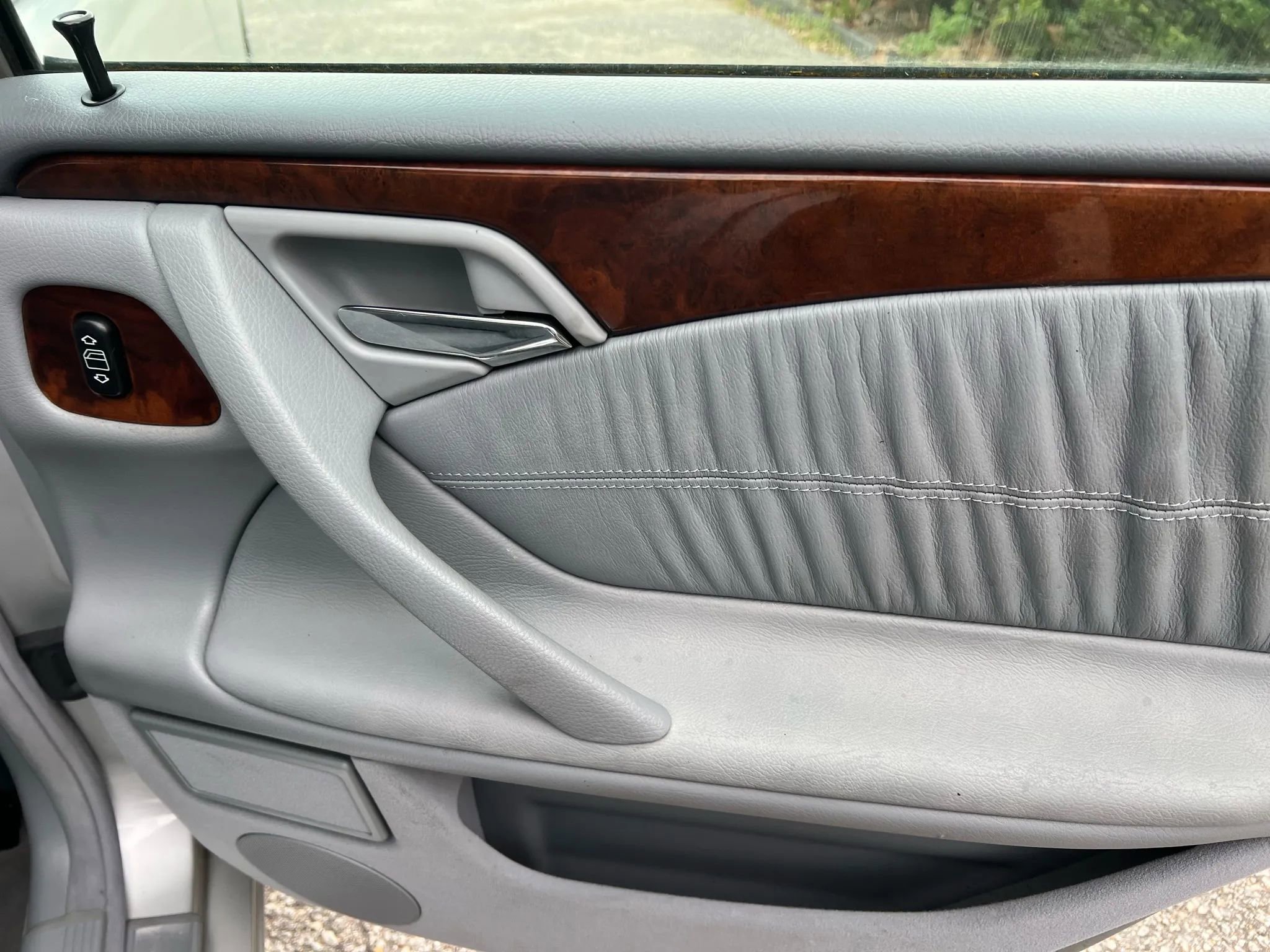 Used 2000 Mercedes-Benz E 320 Sedan image 23