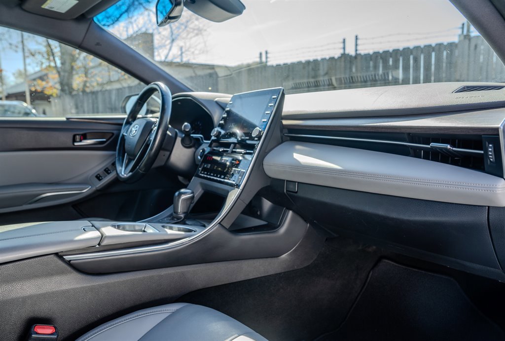 Used 2020 Toyota Avalon XLE FWD image 32