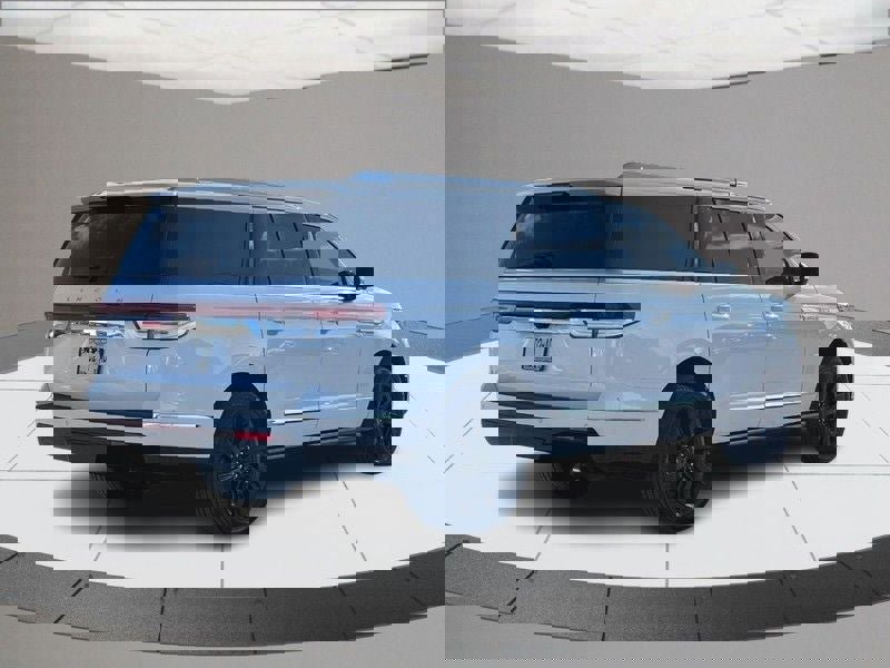 Used 2023 Lincoln Navigator L Reserve image 3