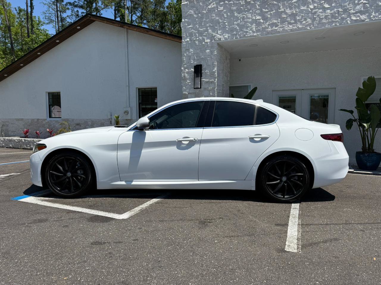 Used 2017 Alfa Romeo Giulia image 2