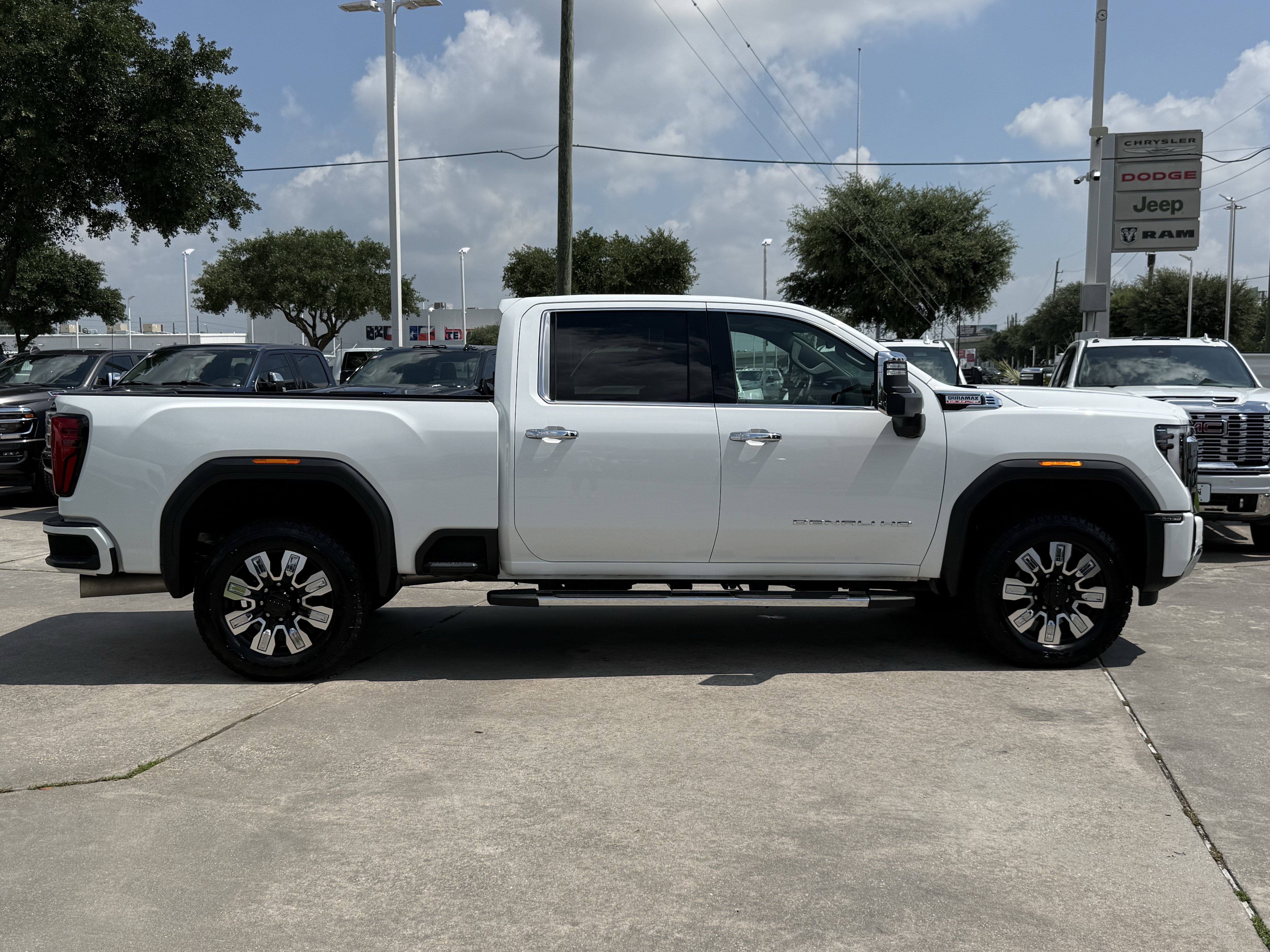 Used 2025 GMC Sierra 2500 Denali AWD/4WD image 3