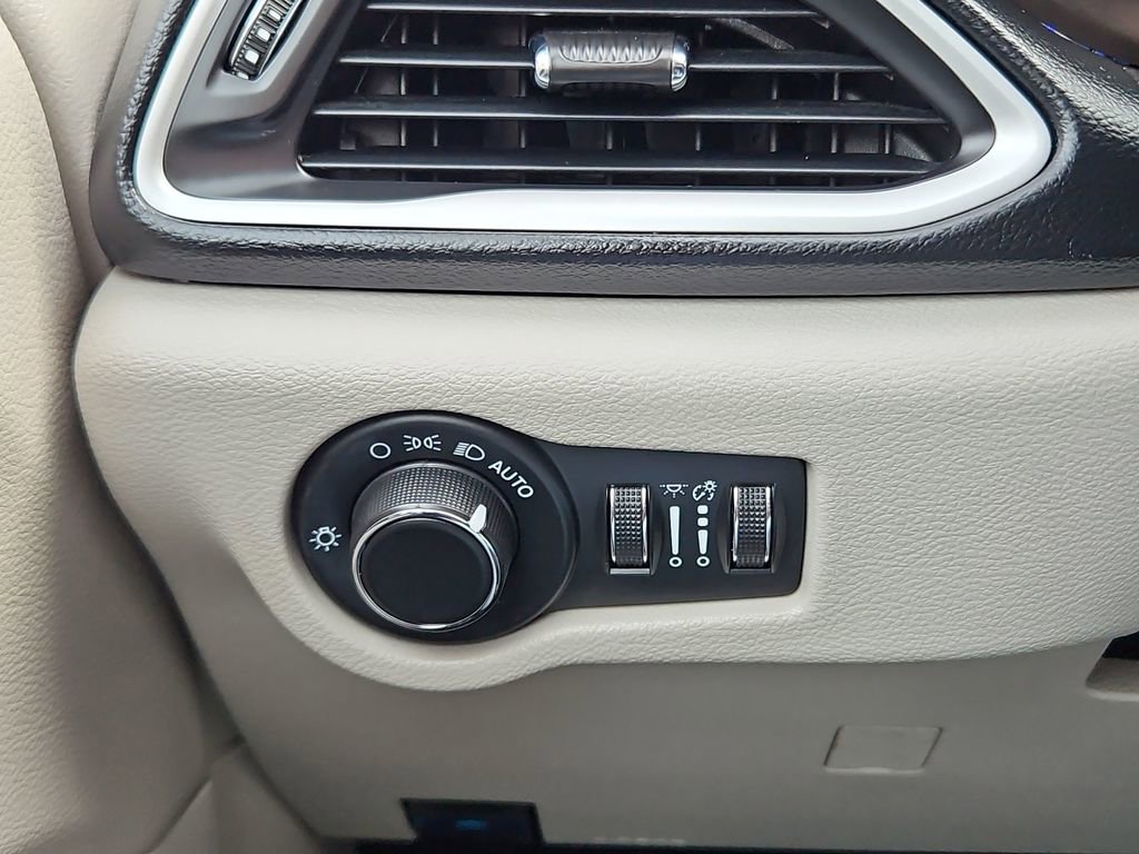 Used 2023 Chrysler Voyager LX image 14