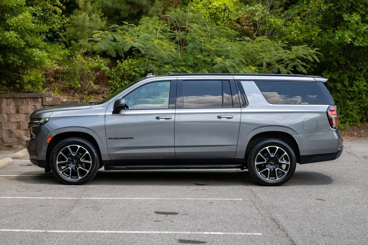Used 2022 Chevrolet Suburban RST w/ Luxury Package AWD/4WD image 9