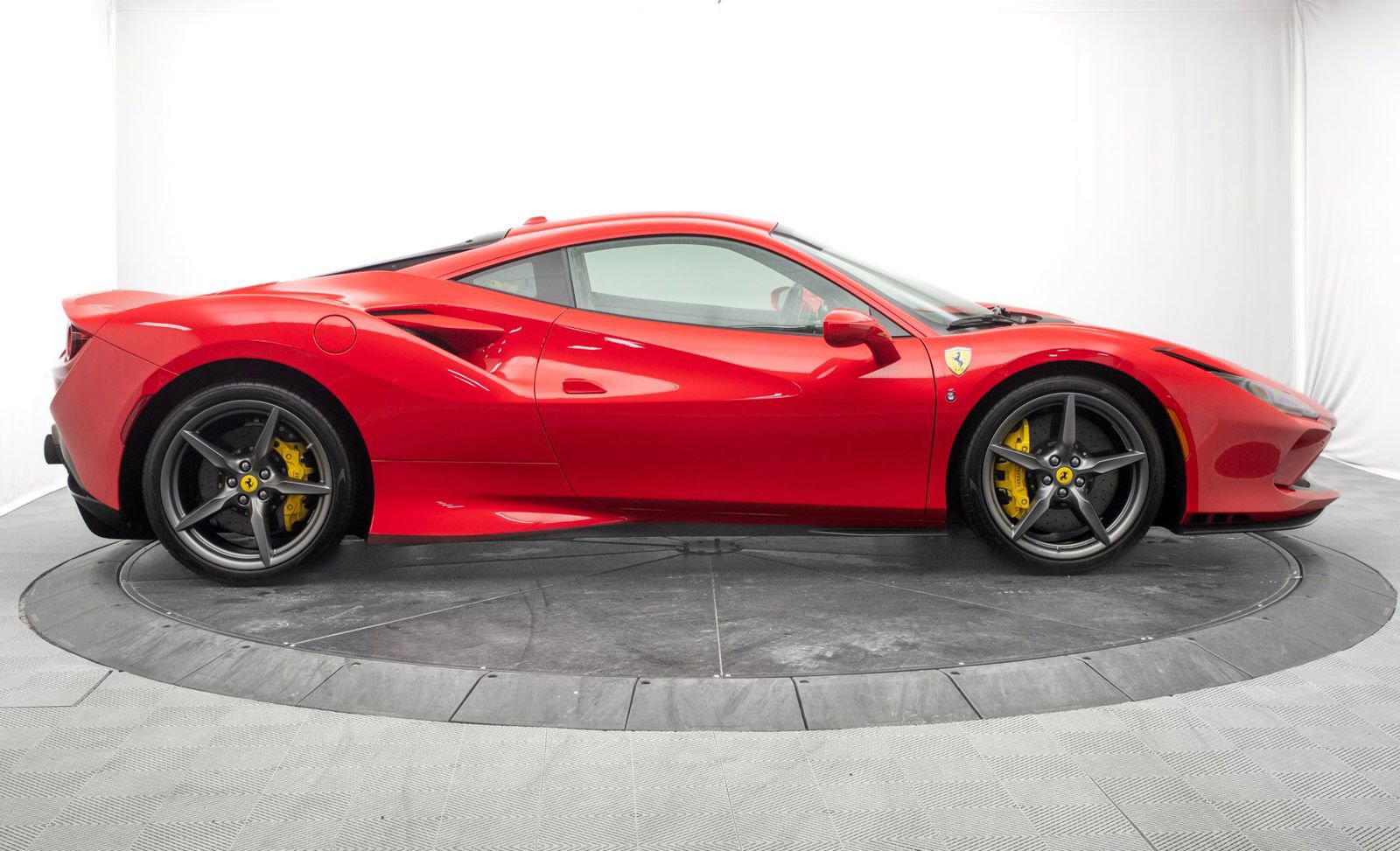 Used 2022 Ferrari F8 Tributo image 2