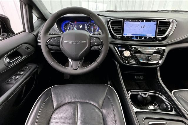 Used 2025 Chrysler Pacifica Limited FWD image 5