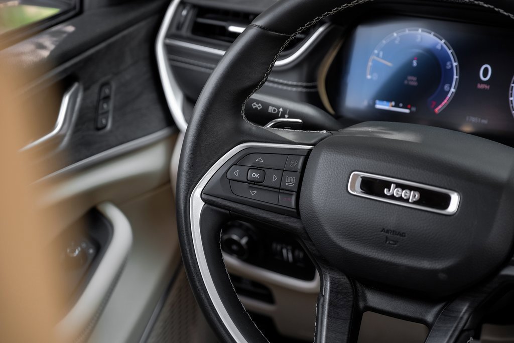 Used 2022 Jeep Grand Cherokee Limited image 26