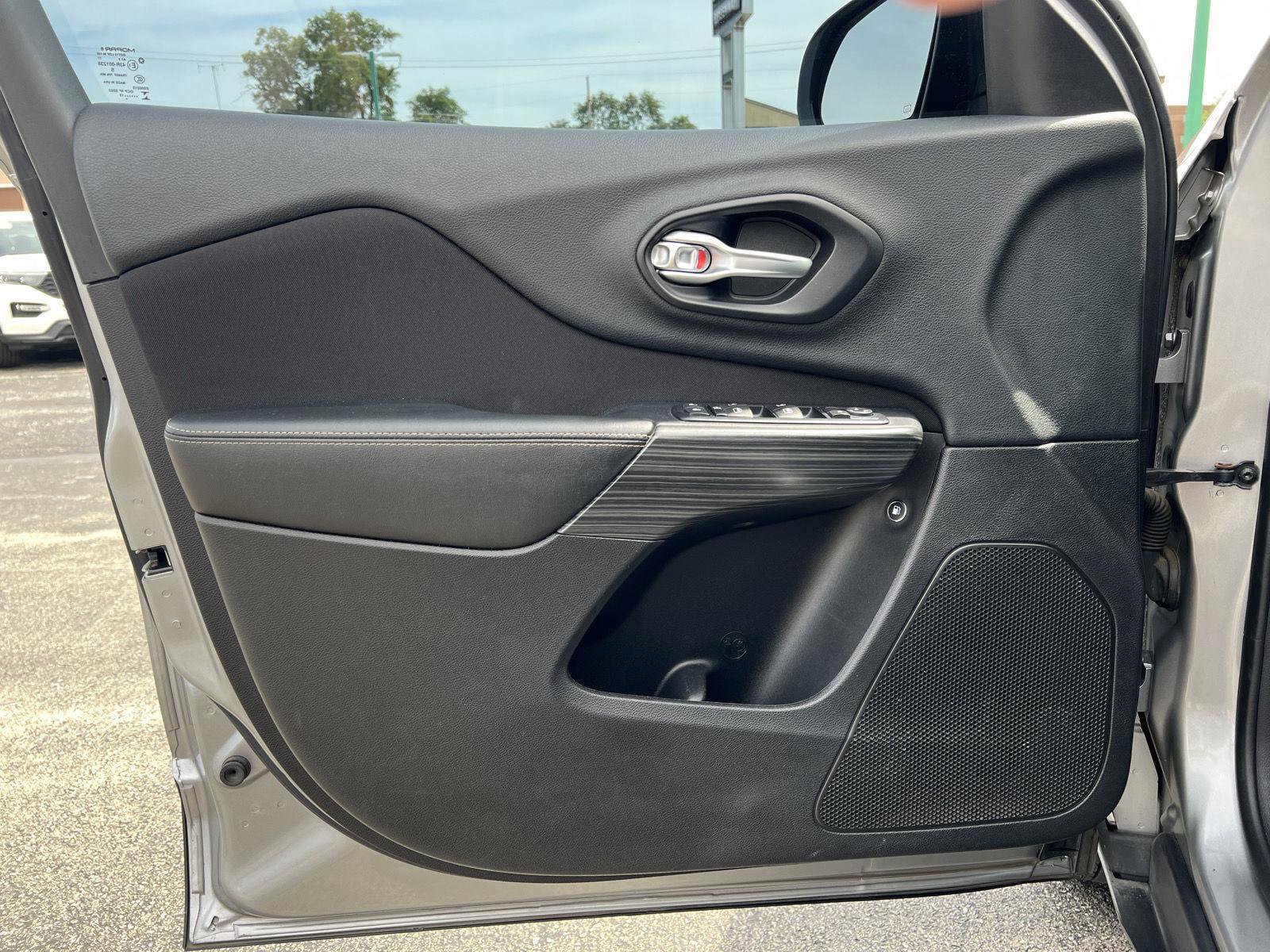 Used 2015 Jeep Cherokee Sport w/ Cold Weather Group FWD image 11