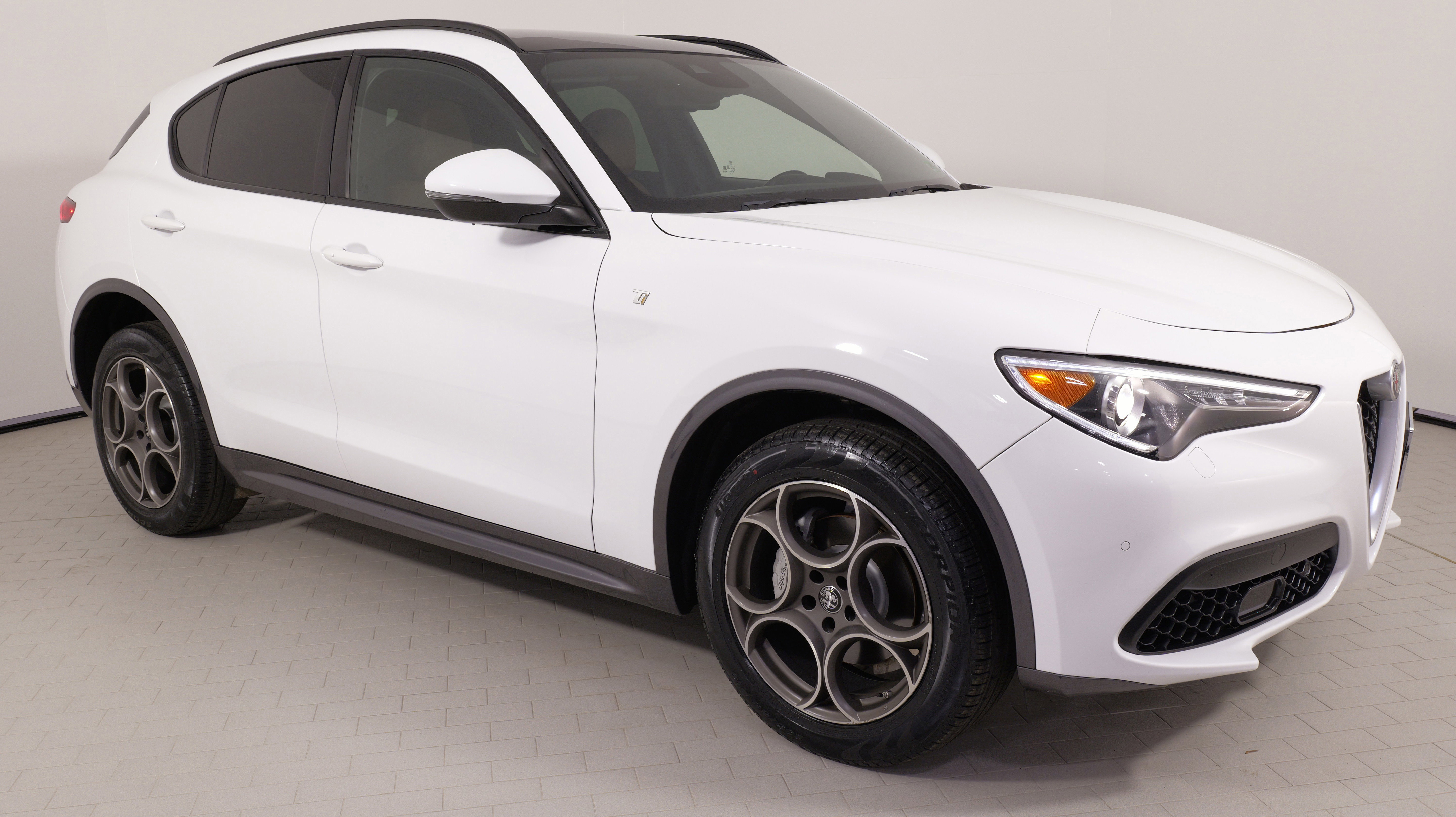 Used 2023 Alfa Romeo Stelvio Ti image 8
