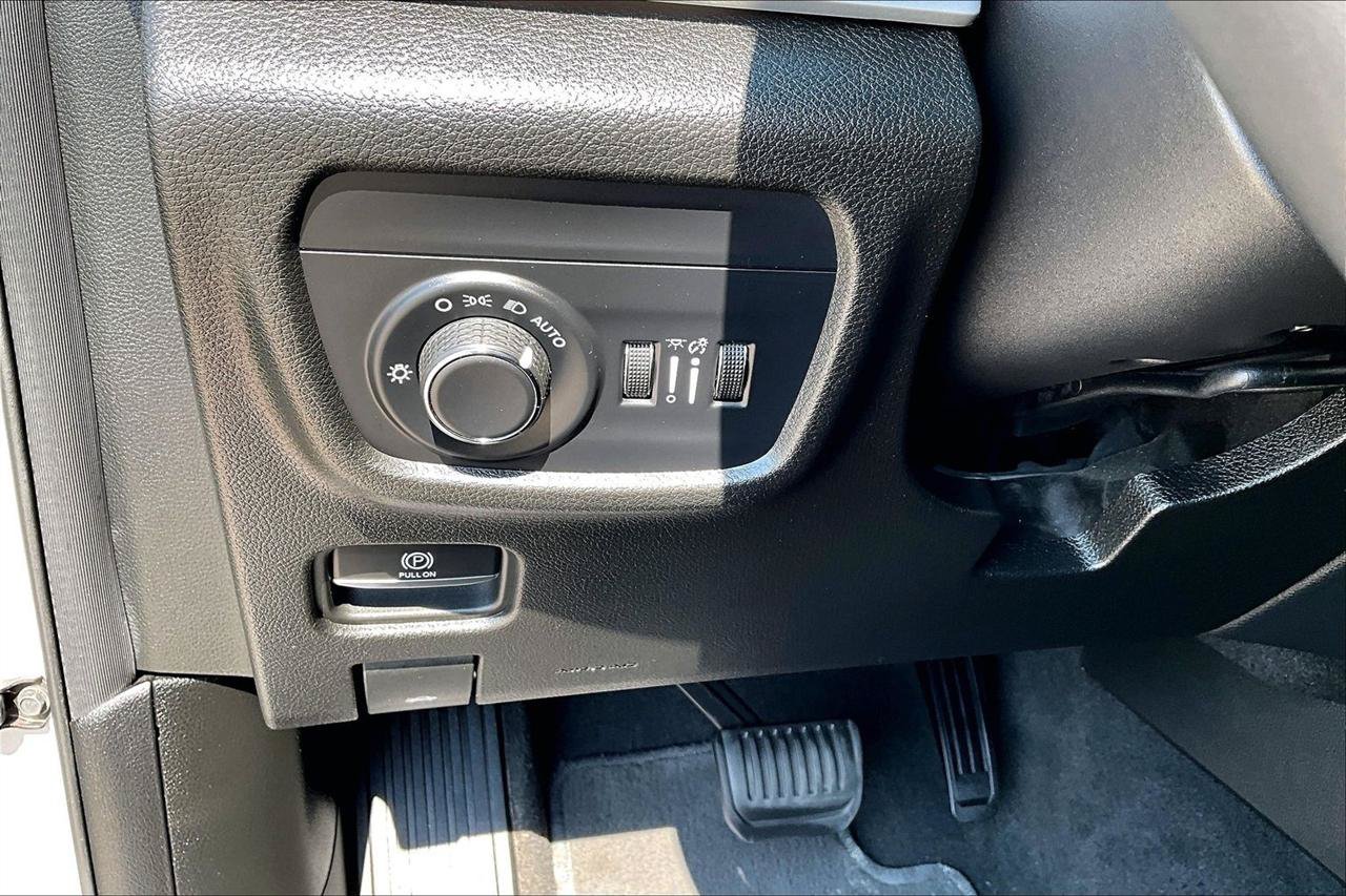 Used 2023 Jeep Grand Cherokee L Laredo AWD/4WD image 37