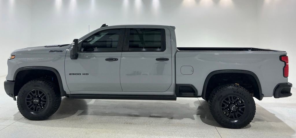 Used 2024 Chevrolet Silverado 2500 ZR2 w/ Technology Package image 2