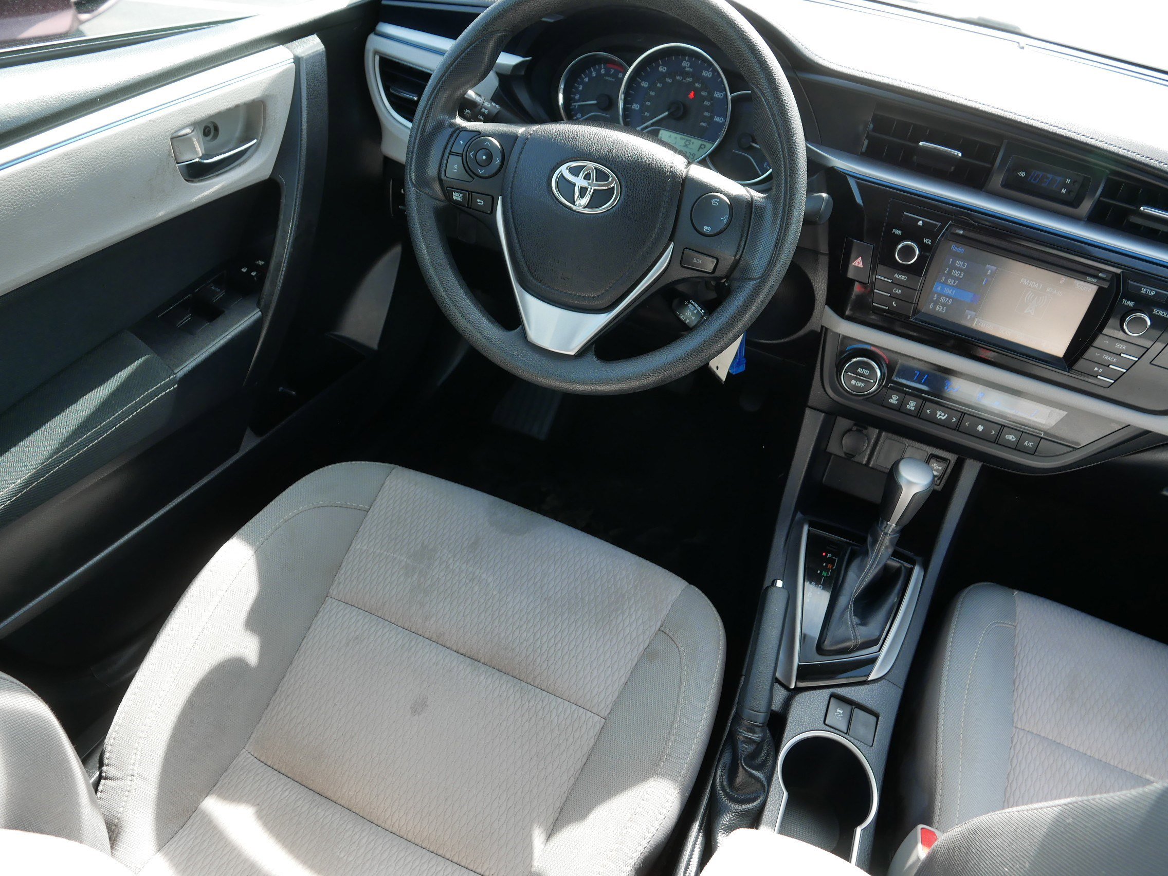 Used 2015 Toyota Corolla LE FWD image 9