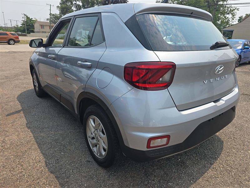 Used 2022 Hyundai Venue SE FWD image 3