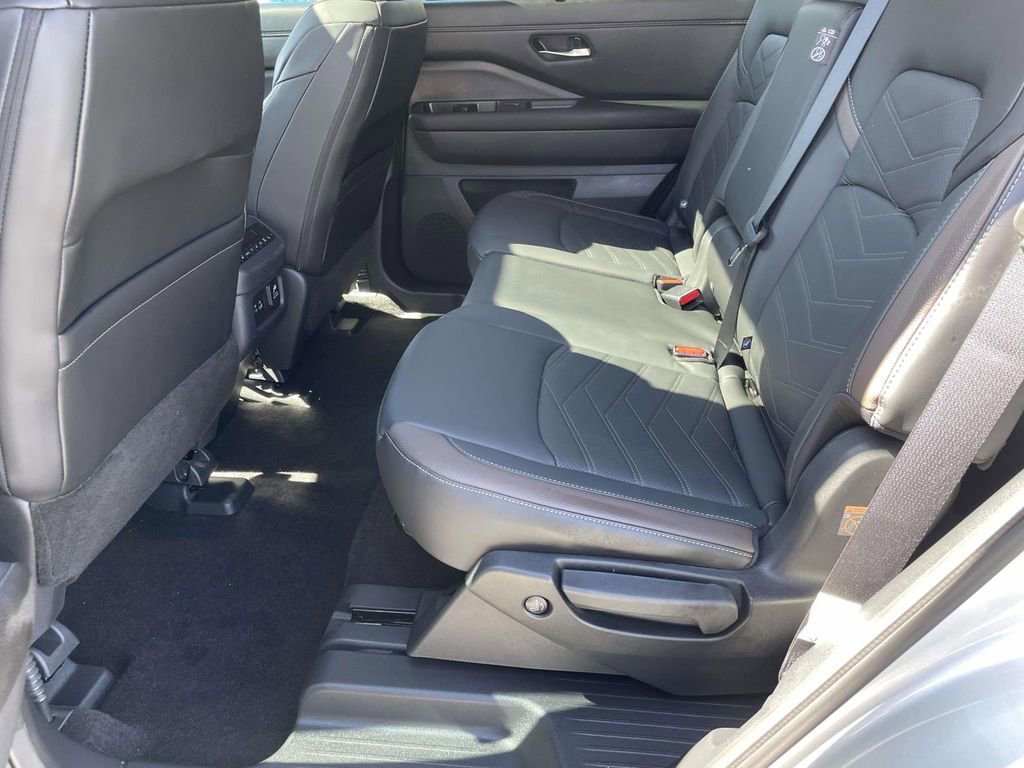 Used 2025 Nissan Pathfinder Platinum w/ Cargo Package AWD/4WD image 12