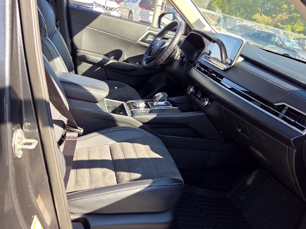 Used 2024 Mitsubishi Outlander AWD image 16