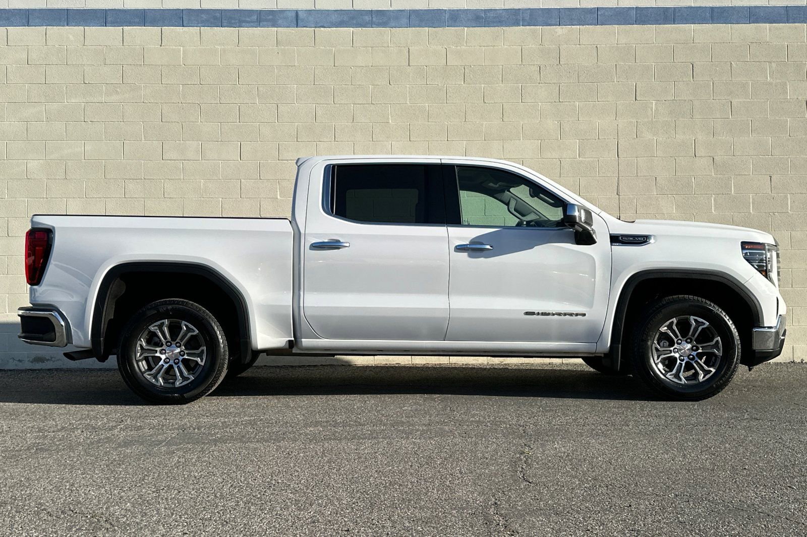 Certified 2025 GMC Sierra 1500 SLT image 3