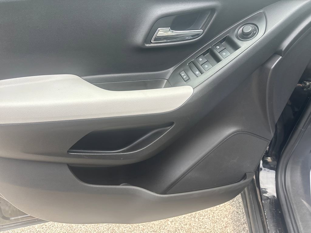 Used 2020 Chevrolet Trax LT w/ LT Convenience Package AWD/4WD image 15