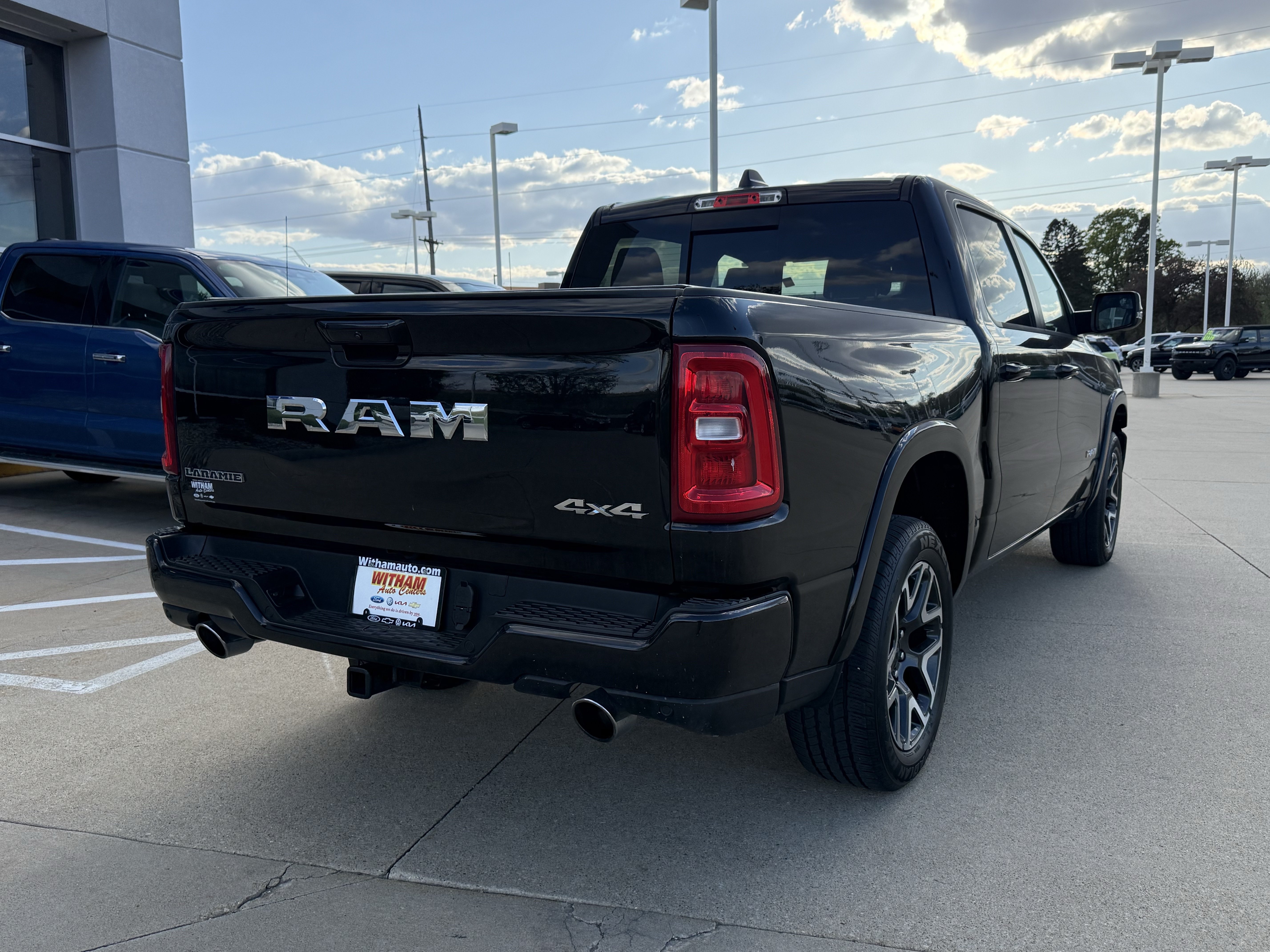 Used 2025 RAM 1500 Laramie w/ Sport Appearance Package AWD/4WD image 4