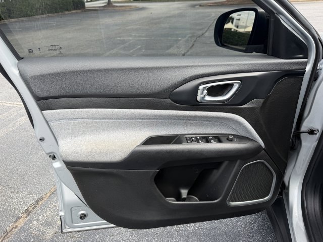 Used 2025 Jeep Compass Latitude AWD/4WD image 9